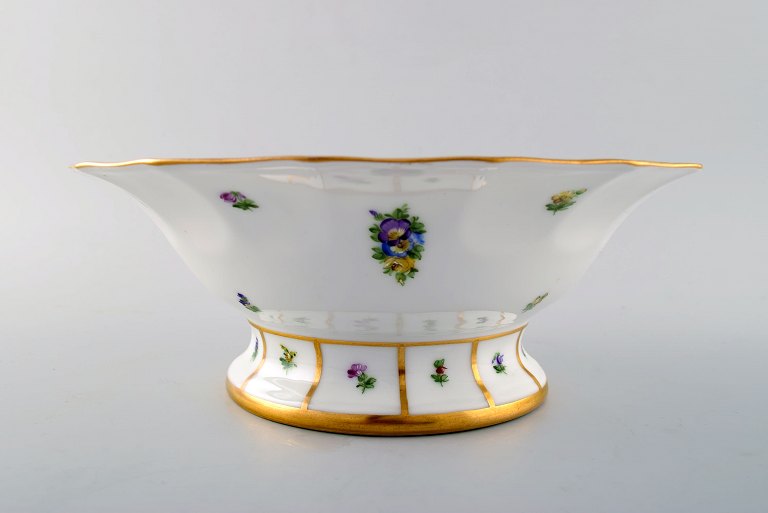 Kgl. porcelæn. Royal Copenhagen Henriette opsats. Håndmalet porcelæn, Kgl. 
Henriette  nr. 444/8530.