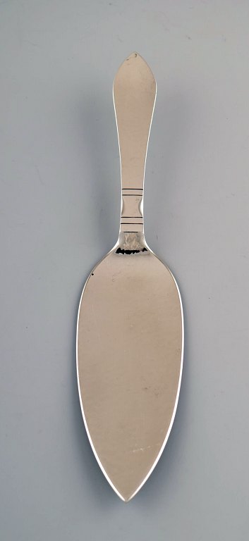 Georg Jensen. Continental (Antik) stor serveringsspade i helsølv, sølvbestik, 
hammerslået.