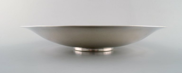 Georg Jensen sterlingsølv hammerslået fad på lav fod. #620D. 
