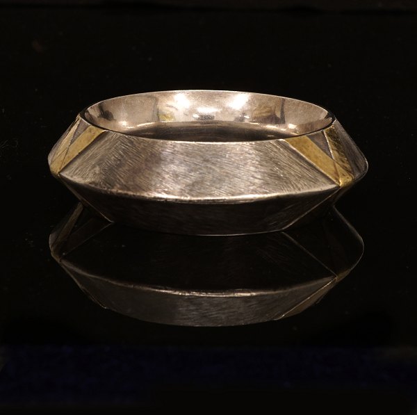 Ulrik Jungersen, Odense: Kraftig armring i sterlingsølv med forgyldninger. D 
indv: 6,3cm