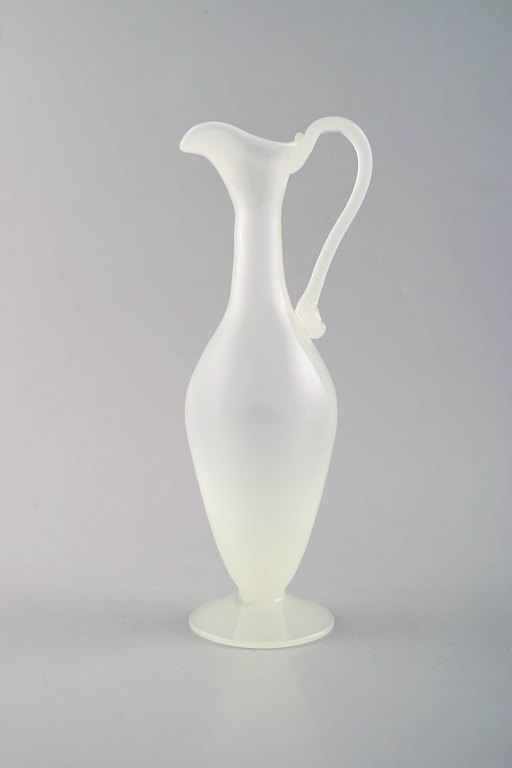 Murano karaffel / vinkande i lyst mundblæst kunstglas. 1960´erne.
