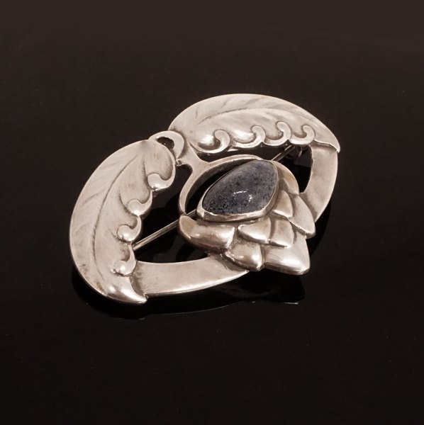 Georg Jensen broche med lapis. Perioden 1904-08. Stemplet Georg Jensen. #29. 
Mål: 3,6x5,5cm