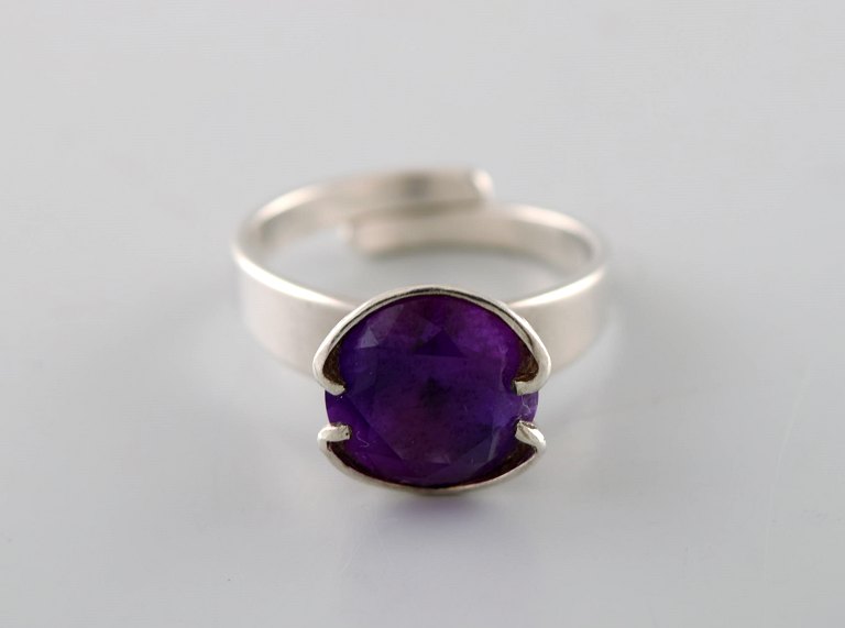 Alton, Falköping. Svensk modernistisk sterlingsølvring med violet sten. Dateret 
1978. 
