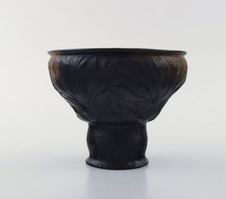 Tidlig Svend Hammershøi for Kähler, HAK, art noveau vase i glaseret rødler med 
grene og bladværk i relief. Sort glasur med brune indslag.
1910