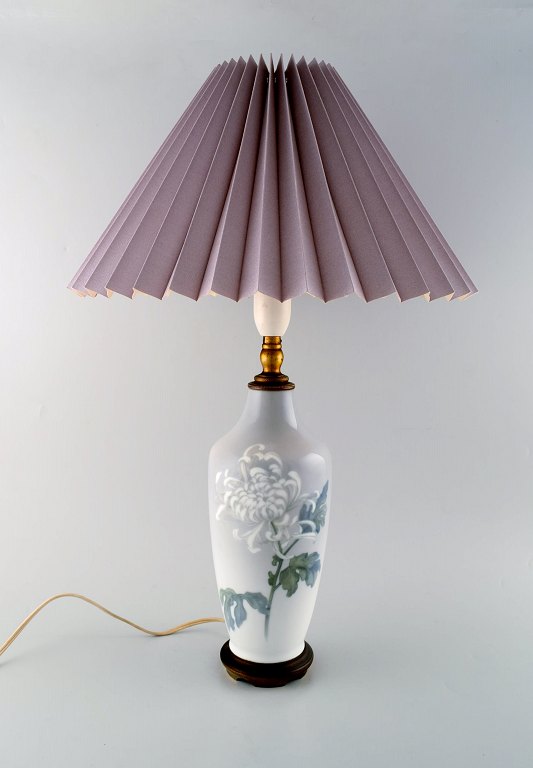 Royal Copenhagen stor bordlampe på messingstand dekoreret med blomster. 
1930