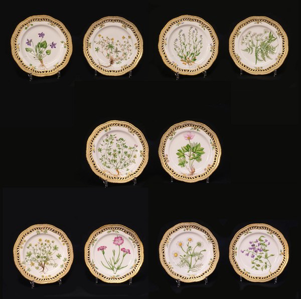 Royal Copenhagen: Sæt på 10 Flora Danica frokosttallerkner. Alle perioden år 
1894-1900. D: 22,5cm