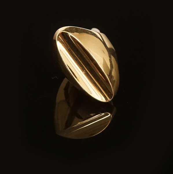 Christian Veilskov, København, 1963-86: Ring i 14kt guld. Ringstr. 51. L: 3cm. 
V: 8,6gr