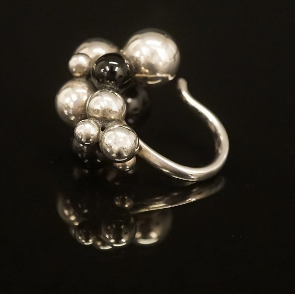 Georg Jensen: Moonlight Grapes ring i sterlingsølv med sort agat. Ringstr. 54. 
Leveres i original æske