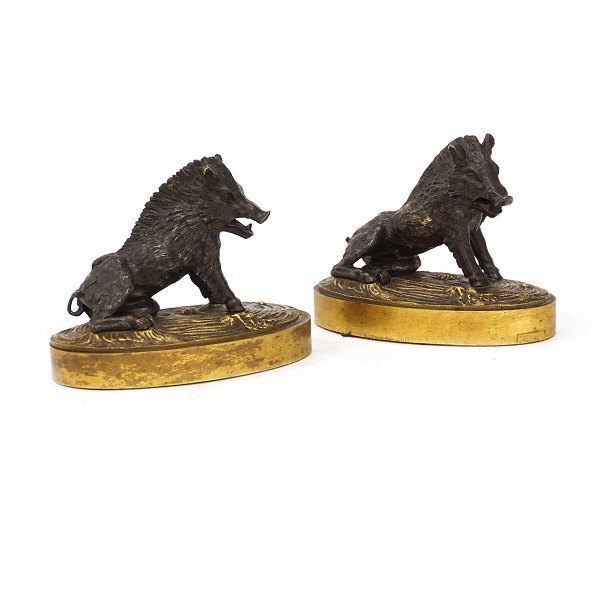 Ein Paar teilweise vergoldete Wildschweinfiguren aus Bronze. Italien um 1860-80. 
H: 10,5cm. L: 14,5cm