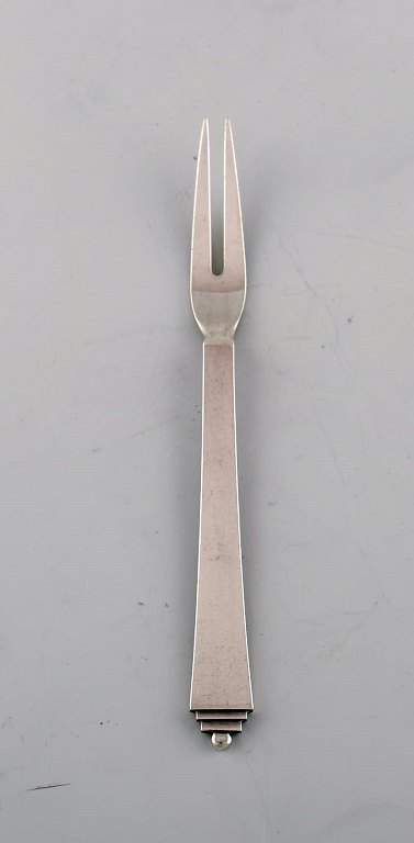 Georg Jensen "Pyramide" pålægsgaffel i sterlingsølv. Dateret 1933-44. To stk på 
lager.