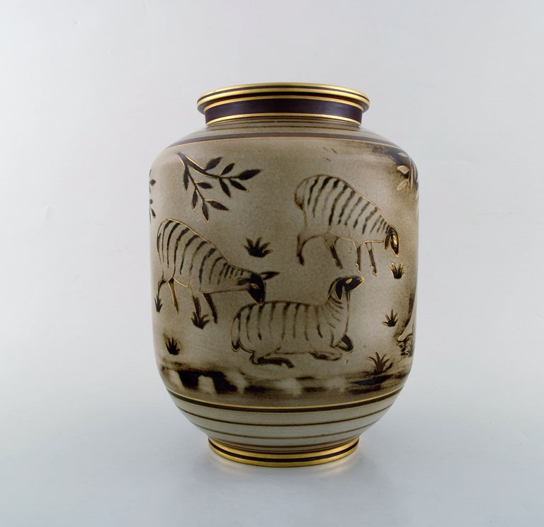 Gunnar Nylund for Rørstrand / ALP Lidköping. Unika hånddrejet art deco Flambé 
vase med gulddekoration. 1930/40