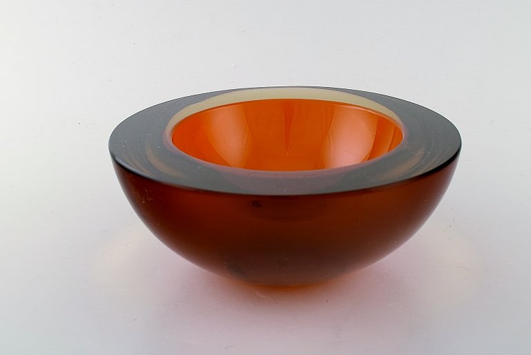 Murano kunstglas skål i mørk orange. 
Italien, 1960/70´erne.