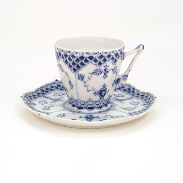 Royal Copenhagen: Sæt på seks musselmalede helblonde kaffekopper 1036. H: 7cm