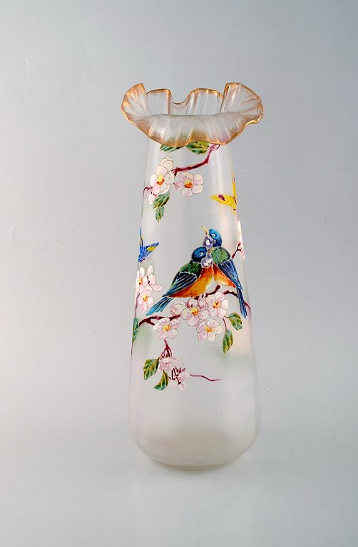 Legras, Frankrig. Stor vase med håndmalet emaljedekoration 
i mundblæst kunstglas. Fugle, blomster og sommerfugle. 1890