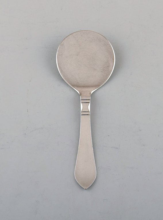 Georg Jensen Continental (Antik) serveringsspade i hammerslået helsølv. 
Sterlingsølv. Dateret 1933-44. 
