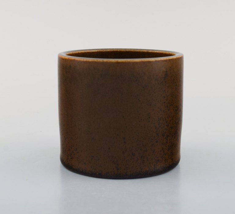 Stig Lindberg for Gustavsberg Studiohand. Vase i glaseret keramik. Smuk glasur i 
brune nuancer. Dateret 1956.
