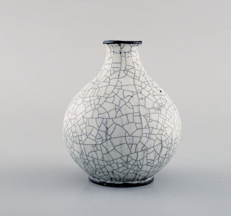 Svend Hammershøi for Kähler, HAK. Vase i glaseret stentøj. Smuk gråsort 
dobbeltglasur. 1930/40