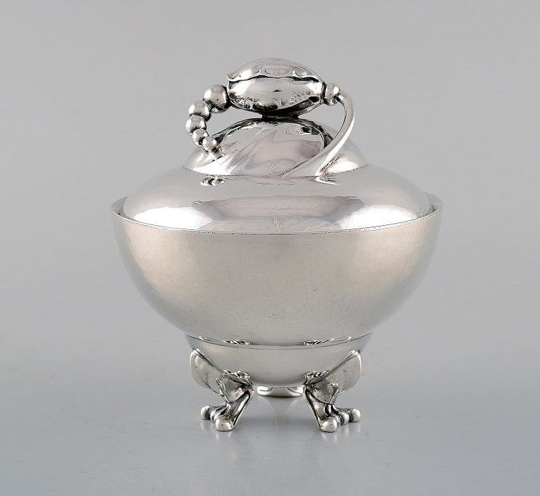 Tidlig Georg jensen Magnolia sukkerskål på fødder i sterlingsølv. Modelnummer 
2D. 1920