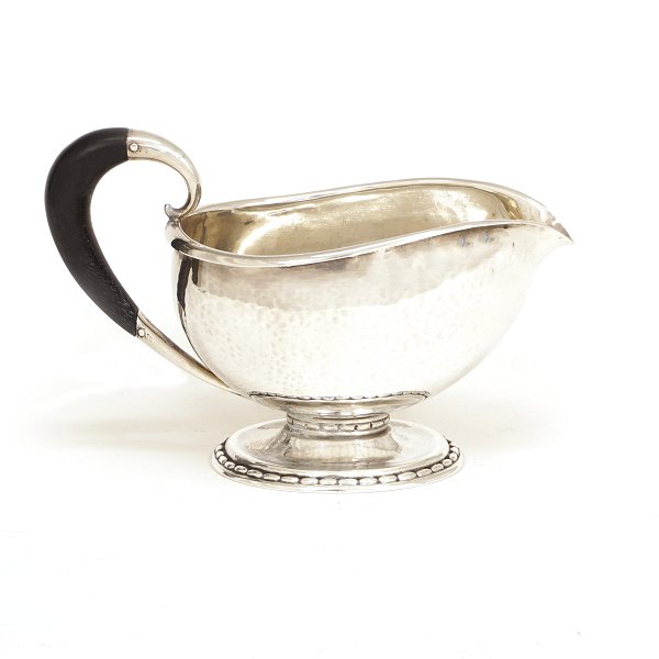 Schwere Georg Jensen Sauciere aus Sterlingsilber. #290B. Periode 1933-44. H: 
11,3cm. G: 312gr