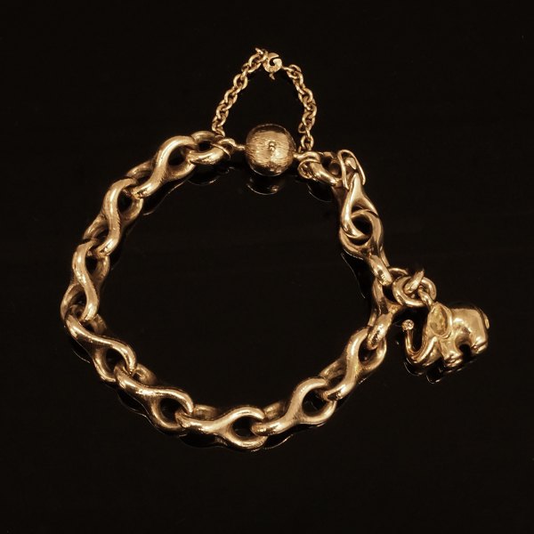 Ole Lynggaard, Kopenhagen: Armband aus 14kt Gold mit Charm in Form von einem 
Elefanten. L Armband: Ca. 21cm. G: 54,1gr