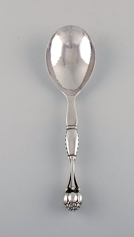 Sjælden Georg Jensen serveringsske i hammerslået sterlingsølv. Formgivet af 
Georg Jensen i 1912. Dessin 38. 
