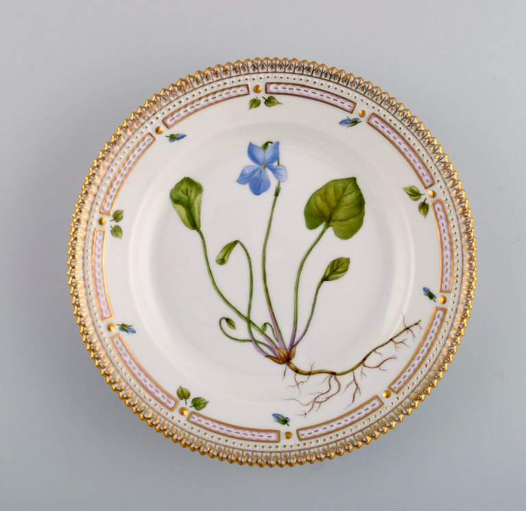 Royal Copenhagen Flora Danica salattallerken i håndmalet porcelæn med blomster 
og gulddekoration. Modelnummer 20/3573.  
