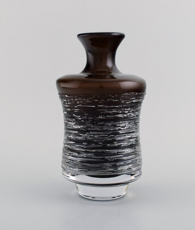 Bengt Edenfalk (1924-2016) for Skruf. Vase i mundblæst krystalglas. Dateret 
1962.
