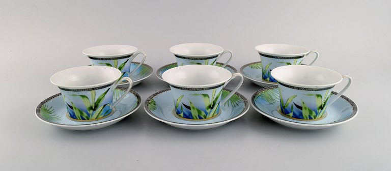 Gianni Versace for Rosenthal. Seks Jungle tekopper med underkop i porcelæn med 
gulddekoration og grønne blade. Sent 1900-tallet. 
