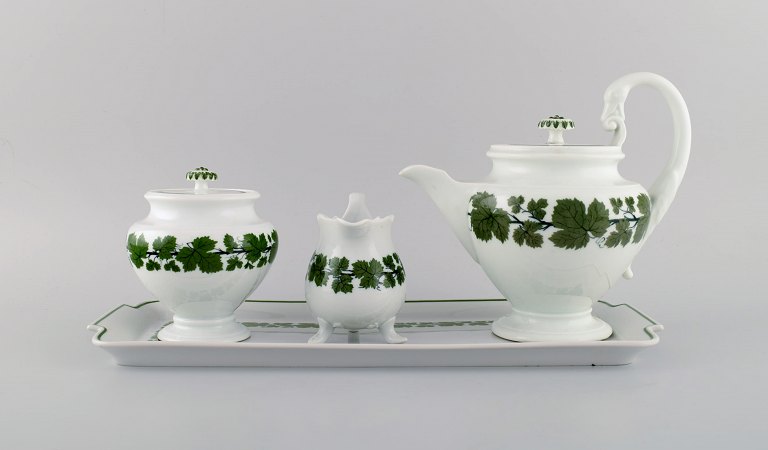 Meissen Green Ivy Vine Leaf. Tekande, sukkerskål, flødekande og serveringsbakke 
i håndmalet porcelæn. 1940