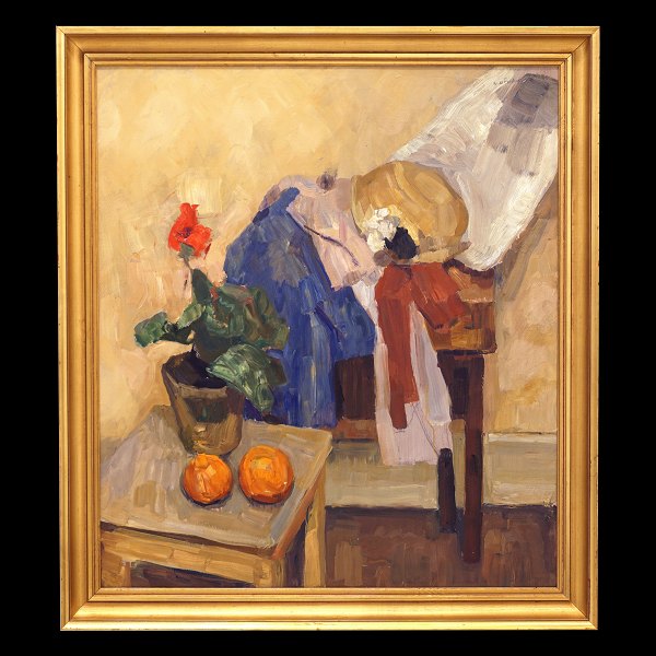 Carl Fischer, 1887-1962, olie på plade. Stilleben over appelsiner, blomst, hat 
mm.
Signeret.
Lysmål: 79x69cm. Med ramme: 90x80cm
