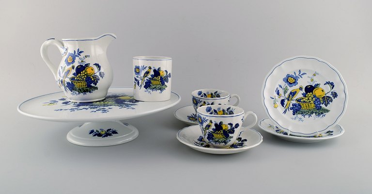 Spode, England. Blue Bird service i håndmalet porcelæn. To kaffekopper med 
underkopper, to tallerkener, kande og lagkageopsats. 1930/40