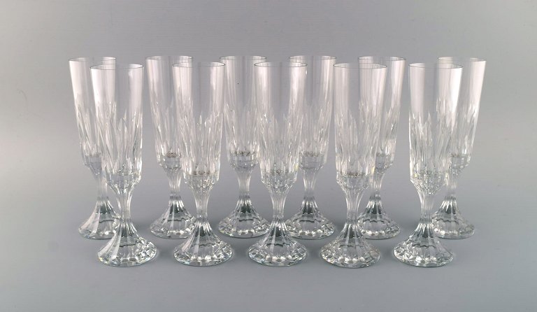 Baccarat, Frankrig. 11 art deco Assas champagnefløjter i mundblæst krystalglas. 
1930