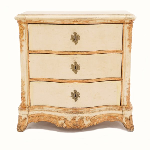 A Danish mid-18th century Baroque cream white chest of drawers. Denmark circa 
1750. H: 80cm. Top: 82x49cm