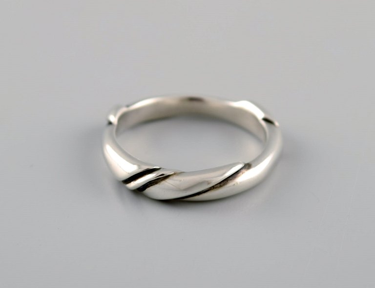 Ole Kortzau for Georg Jensen. Ring i sterlingsølv. Model 238. Sent 1900-tallet.
