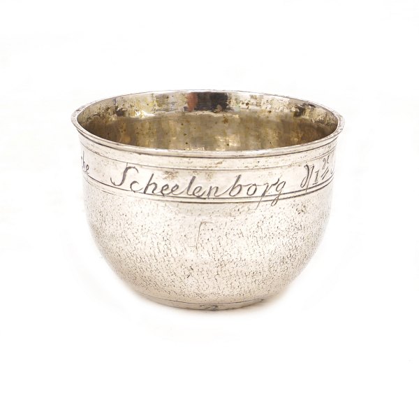 Small silver cup by Peder Jørgensen, Odense, 1782-1823. Dated 1790. H: 3,7cm