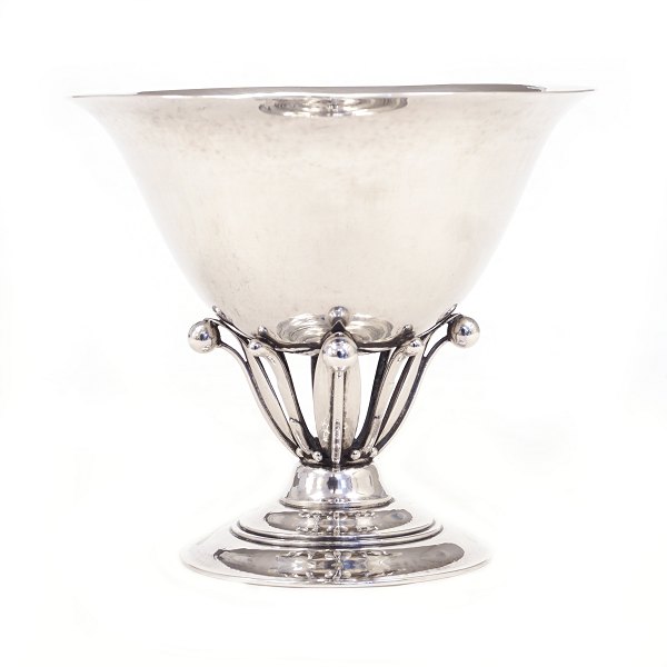 Georg Jensen Sterlingsilver tazza. #17B. Period 1933-44. H: 13cm. W: 287gr