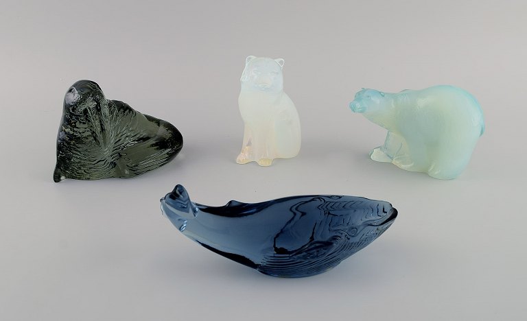 Paul Hoff for Svenskt glas. Fire figurer i kunstglas. Blåhval, hvalros, isbjørn 
og sneræv. WWF. 1980