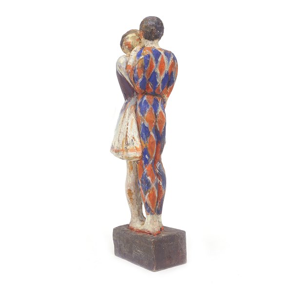 Harlekin og Colombine figur skåret i træ.
Udført af maler og billedhugger Thorvald Pedersen, 1899-1988, Odense.
H: 41cm. B: 11,5cm