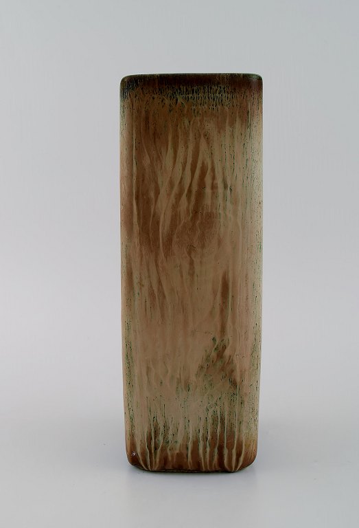 Gunnar Nylund for Rörstrand. Vase i glaseret keramik. Smuk glasur i blågrønne og 
lyse jordnuancer. 1960