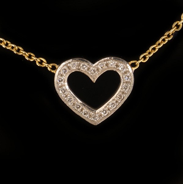 Ole Lynggaard Copenhagen Hearts necklace of 18kt gold. Necklace L: 43cm. Heart: 
12x14mm