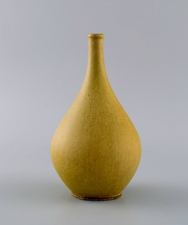 Stig Lindberg (1916-1982) for Gustavsberg. Vitrin vase i glaseret keramik. 
Svensk design, midt 1900-tallet.
