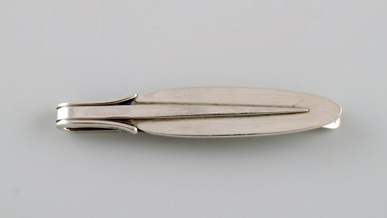 Georg Jensen art deco slipsenål i sterlingsølv. Modelnummer 63. Dateret 
1915-1930.
