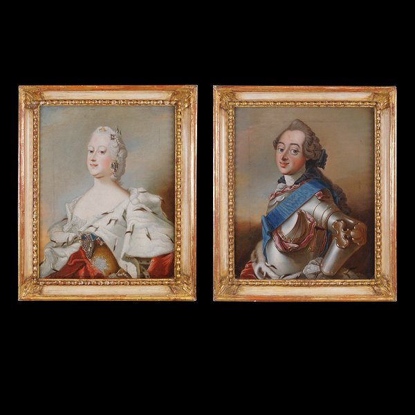 Et par adelsportrætter forestillende Frederik V og Dronning Louise. Udført i 
Pilos stil. Olie på lærred. Lysmål: 36x29cm. Med ramme: 45x38cm