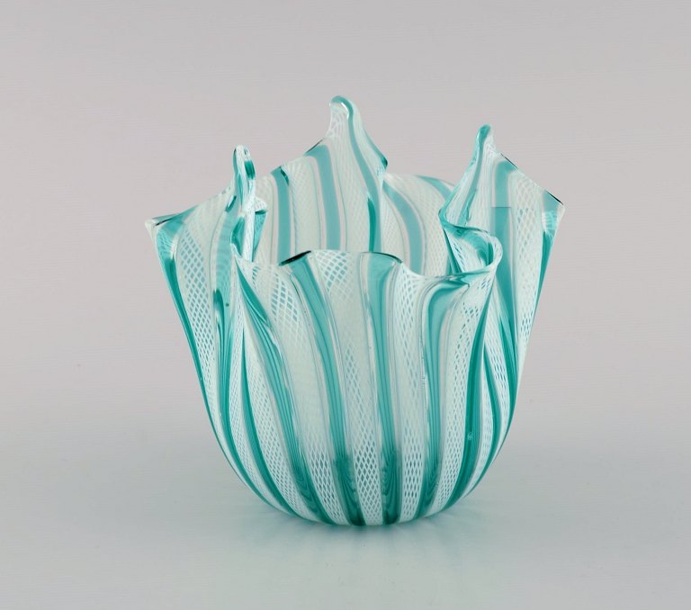 Lille Murano vase / skål i turkis og klart mundblæst kunstglas. Italiensk 
design, 1960