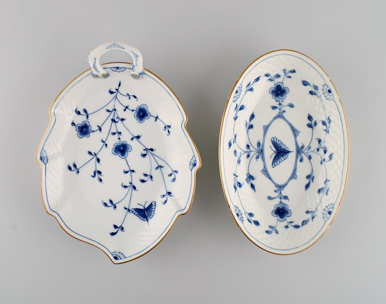 To Bing & Grøndahl Sommerfugl skåle i håndmalet porcelæn med guldkant. Midt 
1900-tallet.
