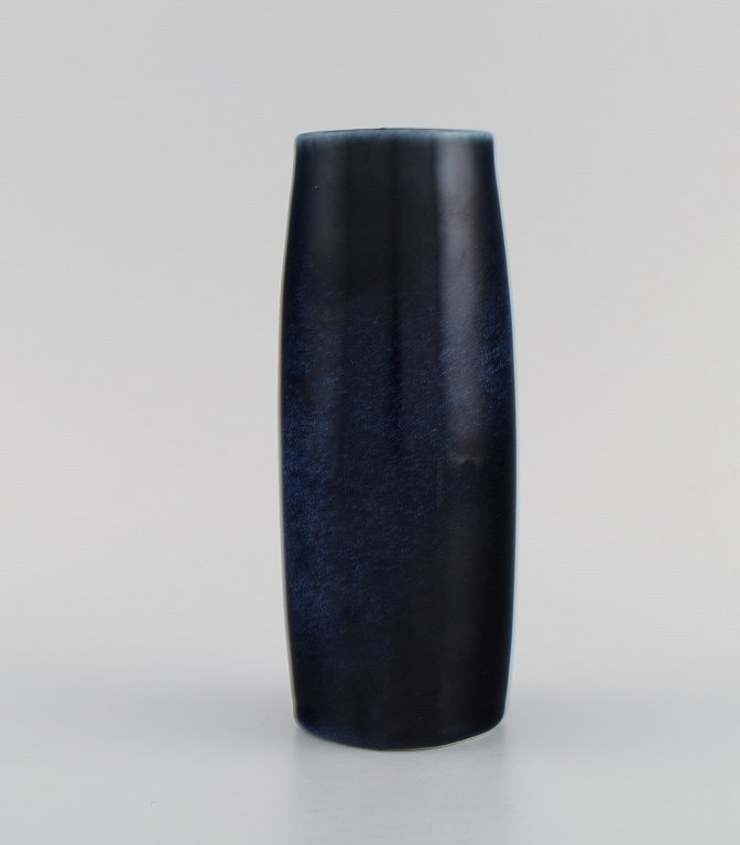 Berndt Friberg (1899-1981) for Gustavsberg. Vase i glaseret keramik. Smuk 
spættet glasur i dybe blå nuancer. Midt 1900-tallet.
