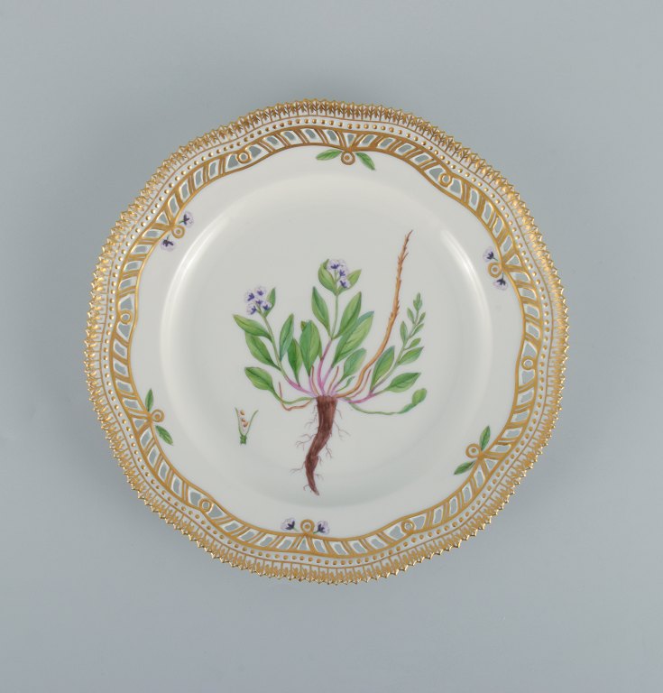 Royal Copenhagen Flora Danica openwork plate in hand-painted porcelain with flowers and gold decoration.