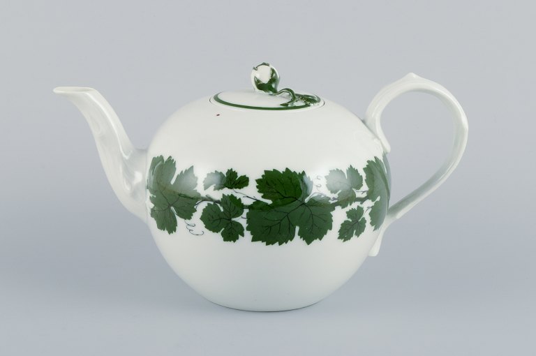 Meissen Green Ivy Vine, stor tekande. Låg med blomsterknop.