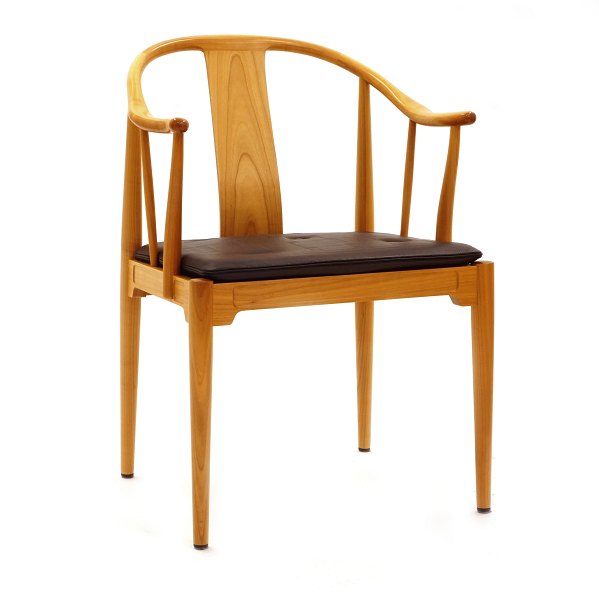 Hans Wegner Kinastol. Hans J. Wegner, 1914-2007, kinastol i lys kirsebærtræ. 
Produceret af Fritz Hansen 2005