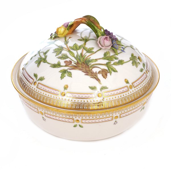 Royal Copenhagen Flora Danica 3568 lidded bowl. "Potentilla Frieseana Lge.". H: 
17cm. D: 23,5cm